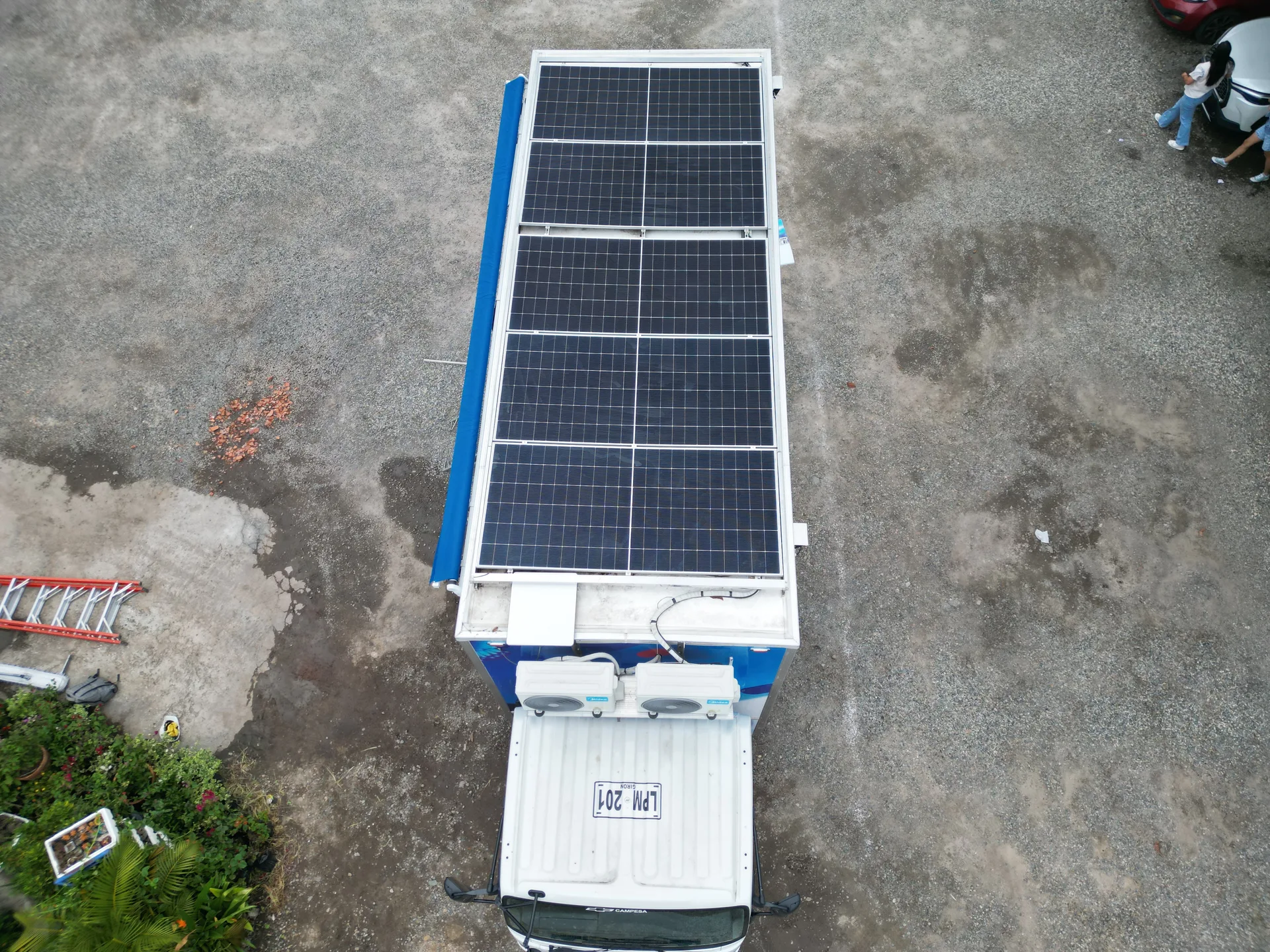 Unidad Móvil Furgoriente — instalación de paneles solares, foto 2